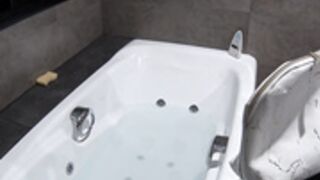 Nelly and Ailey sexi bath and dance