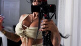 Lindi Nunziato - The Life of An Internet Influencer