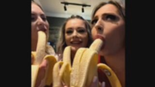 Isabella comiendo bananita