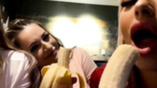 Isabella comiendo bananita