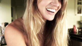 phoenix_taylors body with icecream