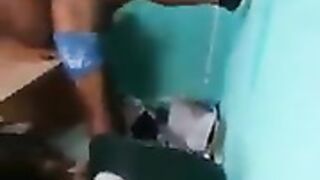 Jovenes grabados teniendo sexo en el colegio