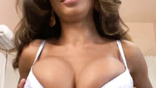 Glamour model slaps her tits