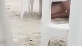 zoccola succhia il cazzo in spiaggia