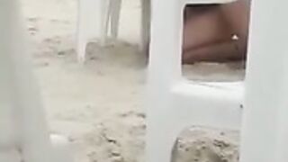 zoccola succhia il cazzo in spiaggia