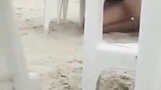 zoccola succhia il cazzo in spiaggia