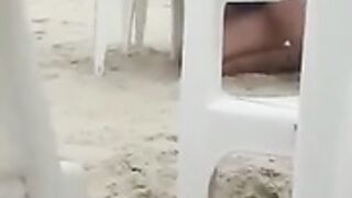 zoccola succhia il cazzo in spiaggia