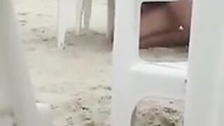 zoccola succhia il cazzo in spiaggia