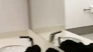 Les girls get it on in bathroom