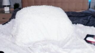 Ramona masturbandos vibrator