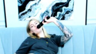 Estonian Camwhore Kanna Moore shakes her juicy rear