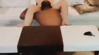 luanakazaki com macho negro em casa