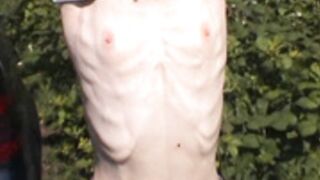 anorexic Suse pose outdoors 8t00408