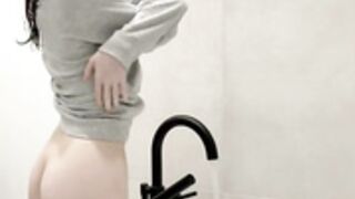 Hannahowo nude in Shower