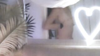 AmyValentine show boobies !!