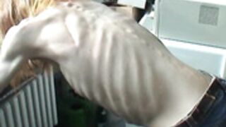 anorexic Suse pose indoors & car 8t00670