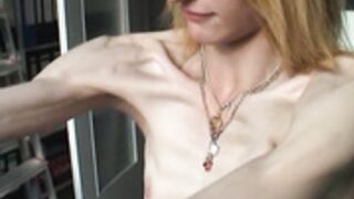anorexic Suse pose indoors & car 8t00670