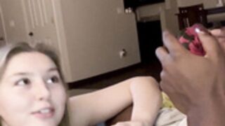 Amyyy007 suck a dick during gaming