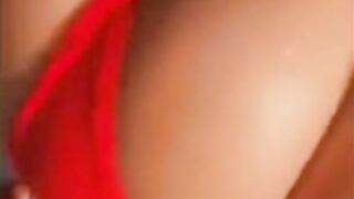 Anabel Zalazar tocándose