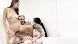 ¡Dos putas kinky mean por todas partes y lo usan como u