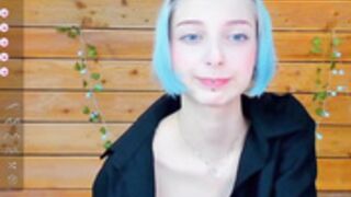 Lit1le_Kitty_ sucking deep throats dildo