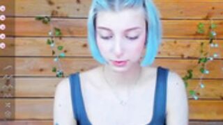 Lit1le_Kitty_ sucking deep throats dildo