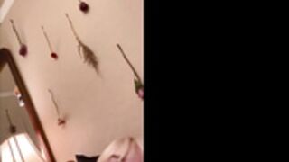 Billie Eilish shakes her titty