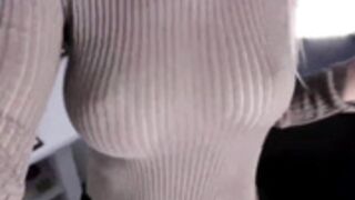 jobearr nice boobs under shirt