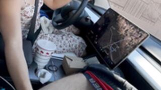 Jameliz jerks off her boyfriend's cock