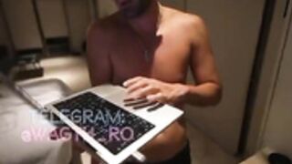 Backpackyourlife se masturbeaza