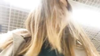 Puzdosia show pussy in the mall stripchat