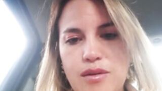 Marilyn in taxi flashing