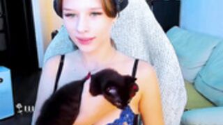 ketlinrous her cat looks @ her cunt with awe