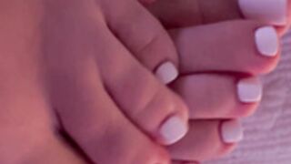 gracefulgracexo close-up toes