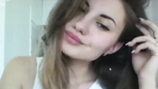 SUPERBE BRUNE SUR COOMEET QUI L A NUE,?