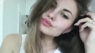 SUPERBE BRUNE SUR COOMEET QUI L A NUE,?