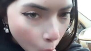 Chilena lo chupa en el auto