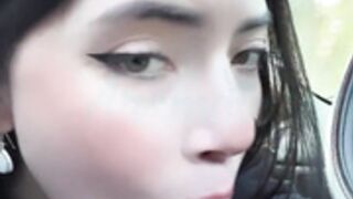 Chilena lo chupa en el auto
