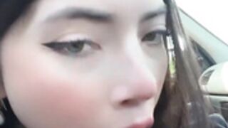 Chilena lo chupa en el auto