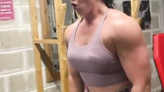 De£borah B muscle girl fbb bodybuilder delts workout