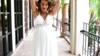 Novamente A Indica Monroe Se Exibindo Em Publico.