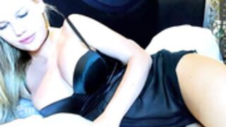 alice_n_wooderland  2022-10-13 such a whore hmmm