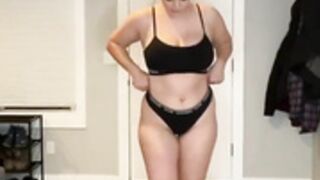 Min väninna testar kläder