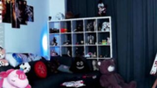 madnessalise cosplays a Beaver with her groin