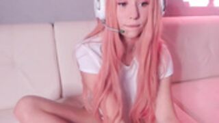 Arilaviee Masturbates