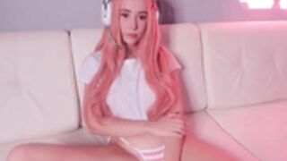 Arilaviee Masturbates