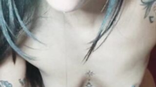 ragazza stendi panno