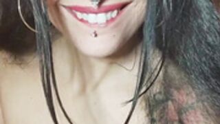 ragazza stendi panno