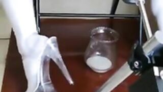 Trap hands free cum from fuck machine