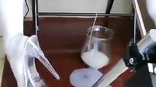 Trap hands free cum from fuck machine